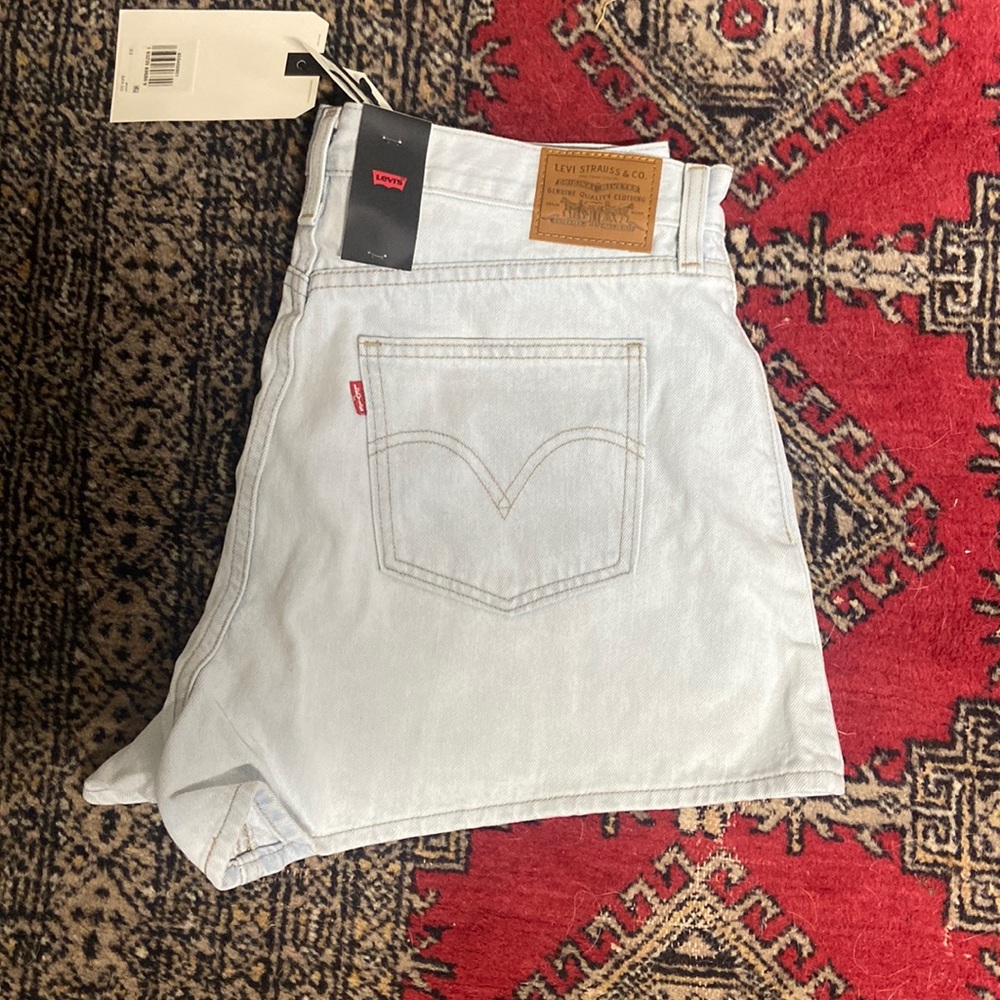 NWT Levi shorts size 33”